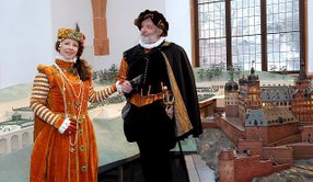 Höfisches Paar beim 'Frühlingerwachen' auf Schloss Heidelberg